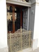 Eigentlich keine besondere Tür. Wenn da nicht der Haustürschlüssel außen stecken würde.