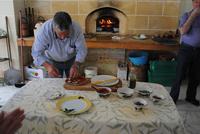 Sammy Cremona bereitet Kostproben vor