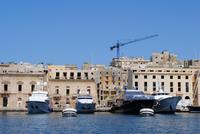 Luxusyachten in der Hafenbucht