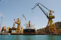 Schiffswerft in der Hafenbucht