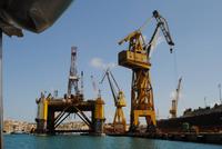 Bohrinsel in der Hafenbucht