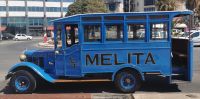 Einige der alten Vehikel hat man liebevoll restauriert und sie sind heute eine Attraktion, Sliema