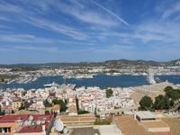 Ibiza-Stadt – Blick von der Oberstadt in die Neustadt am Hafen