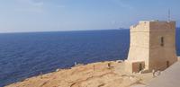 Malta- Festungsturm auf den Felsen bei der Blauen Grotte 