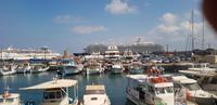 Rhodos - der Mandraki-Hafen und im Hintergrund unser Schiff