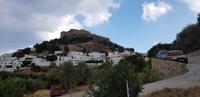 Rhodos - die weißen Häuser von Lindos und dieAkropolis 