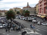 Mit Mopeds kommt man am besten durch den dicken Verkehr.