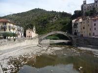 Die berühmte Brücke von Dolceaqua, die Claude Monet im Jahr 1884 malte.