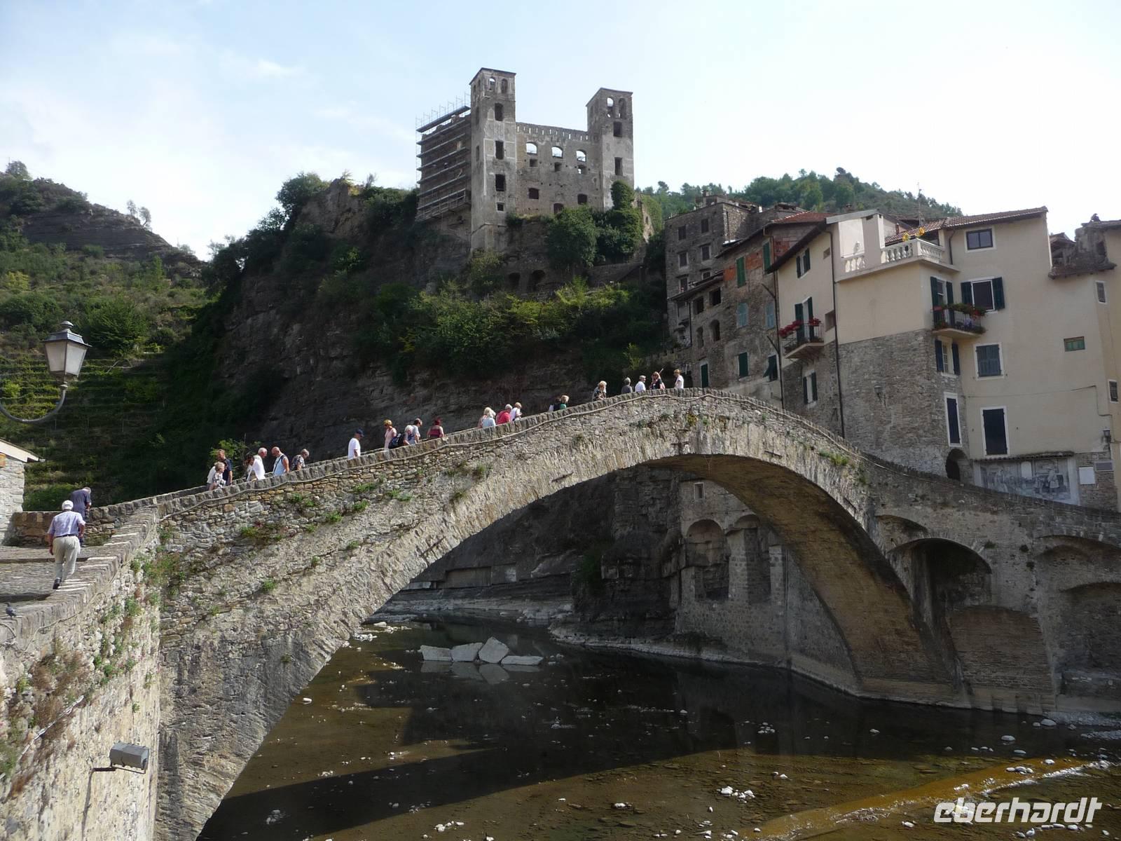 Unsere Gäste schlendern über die berühmte Brücke, es geht bergauf.