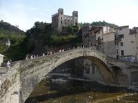 Unsere Gäste schlendern über die berühmte Brücke, es geht bergauf.
