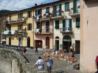 Malerisches Dolceaqua mit Töpferangebot aus der Region