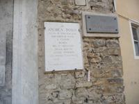 Dem berühmten Sohn der Stadt, Andrea Doria, ist eine Gedenktafel gewidmet.