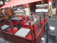 Einfaches Straßencafé ganz in Rouge.