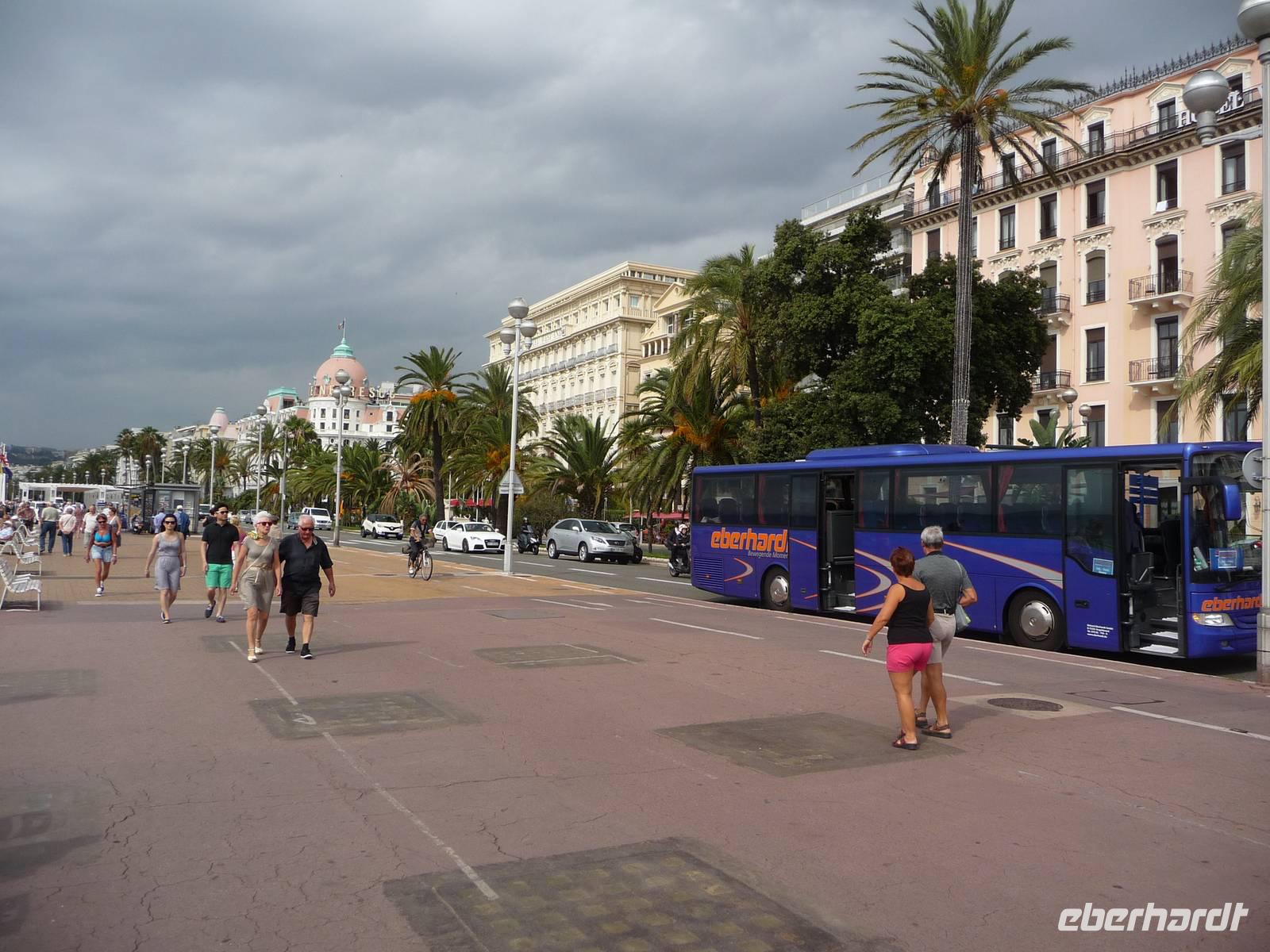 Unsere Gäste haben den Bus zu einem Bummel verlassen....