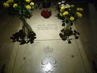 Das Grab von Grace Kelly mit Blumen geschmückt.