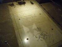 Das Grab von Fürst Rainier III. neben dem von seiner Frau.