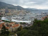 Ein Kreuzfahrtschiff liegt vor dem Hafen vor Anker.