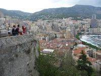 Eine Dame in Rot beschaut sich die Sache genau an  -  mit dem Fernrohr.
