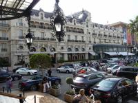 Vis-à-vis vom Casino gibt es das Hôtel de Paris, ein barocker Prachtbau aus dem 18.Jh.