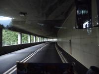 ... und durch unzählige Tunnel.