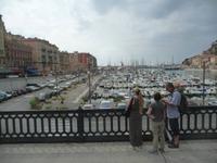 Die berühmte Marina, der Yachthafen von Nizza inmitten der Stadt.