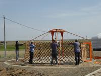 eine Jurte wird aufgebaut