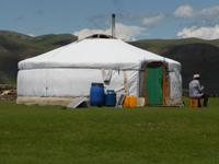 Der alte Mann vor der Jurte.