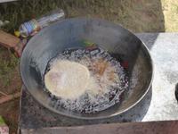Teigtaschen werden gebacken.
