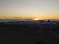 Sonnenuntergang, Jurtencamp Erdene Ukhaa in Mittelgobi–Aimag