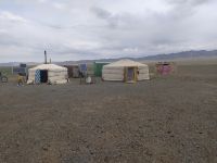 Besuch einer Nomadenfamilie auf dem Weg zur Chongor–Sanddüne