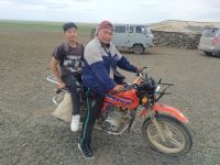 Besuch einer Nomadenfamilie auf dem Weg zur Chongor–Sanddüne