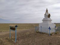 Eine buddhistische Stupa in der Wüste Gobi