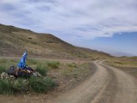 Wegmarkierung entlang der Steinpiste