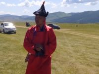 Besuch eines lokales Nadaamfestes - Mongole in Nationaltracht