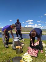 Das traditionelle Gericht Khorkhog wird vorbereitet.