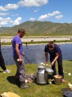 Das traditionelle Gericht Khorkhog wird vorbereitet.