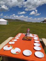 Das traditionelle Gericht Khorkhog wird serviert.