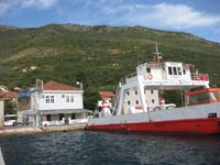 Fähre an der Meerenge Verige an der Bucht von Kotor