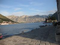 Blick von der Insel Maria am Felsen in die Bucht von Kotor