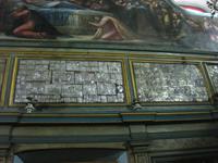 ... Silbertafeln an den Seitenwänden