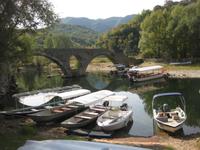 Der Rijeka Crnojevica mit der alten Brücke 