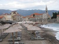 Strand und Altstadt von Budva