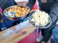 Nonnenfürzel mit Honig und Käse