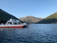 Die Fähre verkürzt den Weg durch die Bucht von Kotor