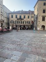 Platz vor der Kirche