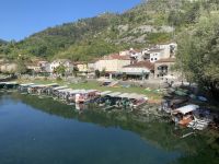 Malerisch liegt der Ort Rijeka Crnojevica am gleichnamigen Fluss