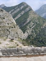 Rund um Bar sind schroffe Berge