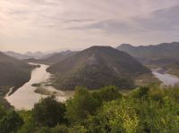 Flusschleife des Rijeka Crnojevica der in den Skutarisee mündet