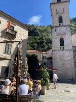 Hinter der Altstadt sieht man die Stadtbefestigung