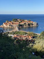 Sveti Stefan ist mit einem Damm mit dem Festland verbunden